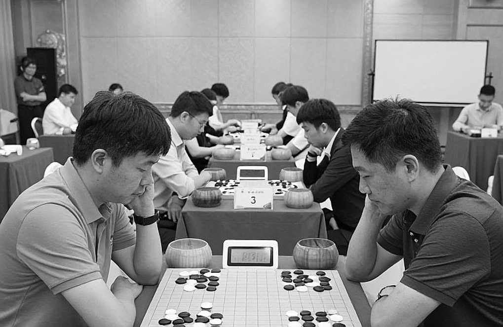 Phòng ngự Scotch: Adrian Mikhalchishin, Kasparov 2026 và bài toán niên đại của một video huấn luyện