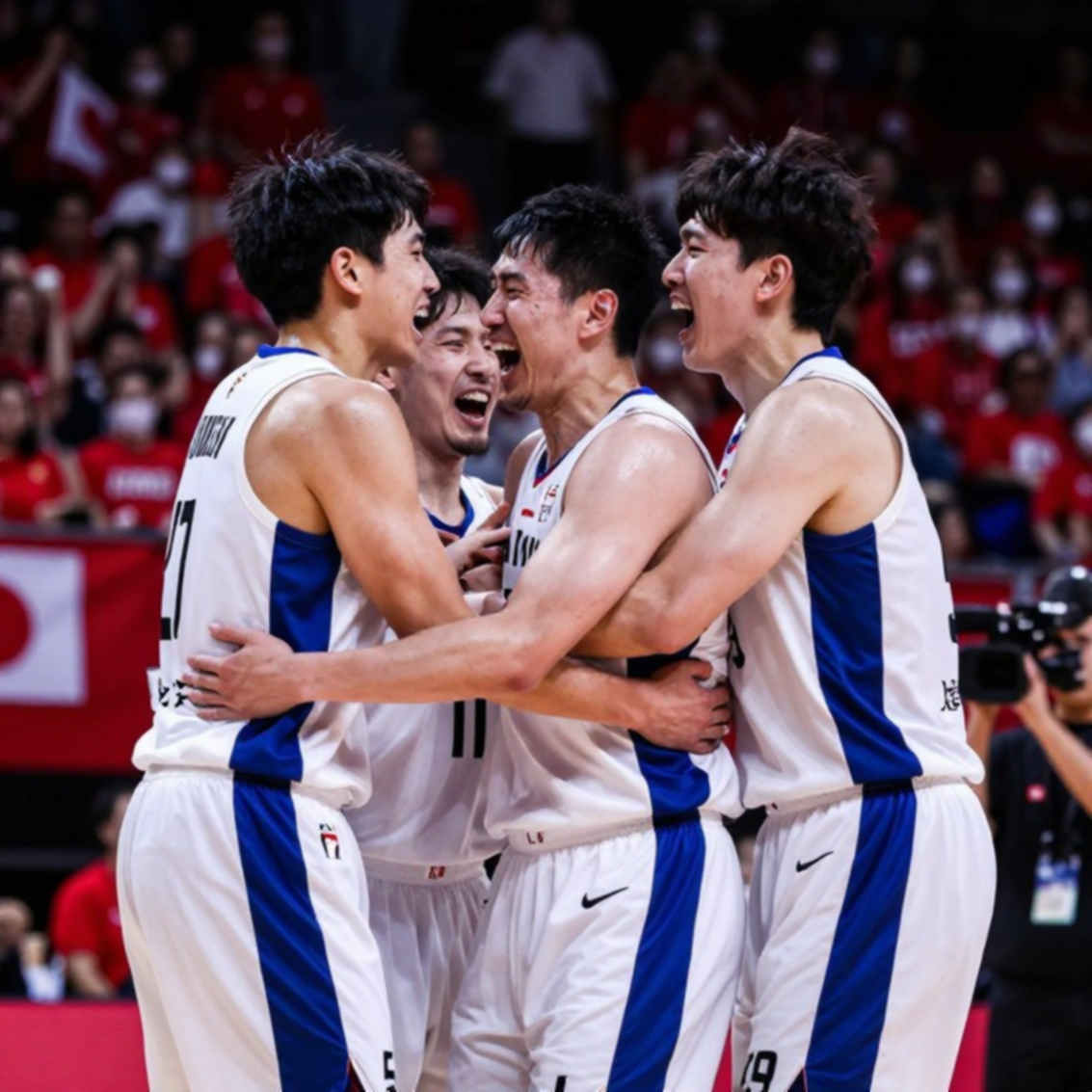Ánh hào quang đội tuyển và vết nứt dưới chân V.League
