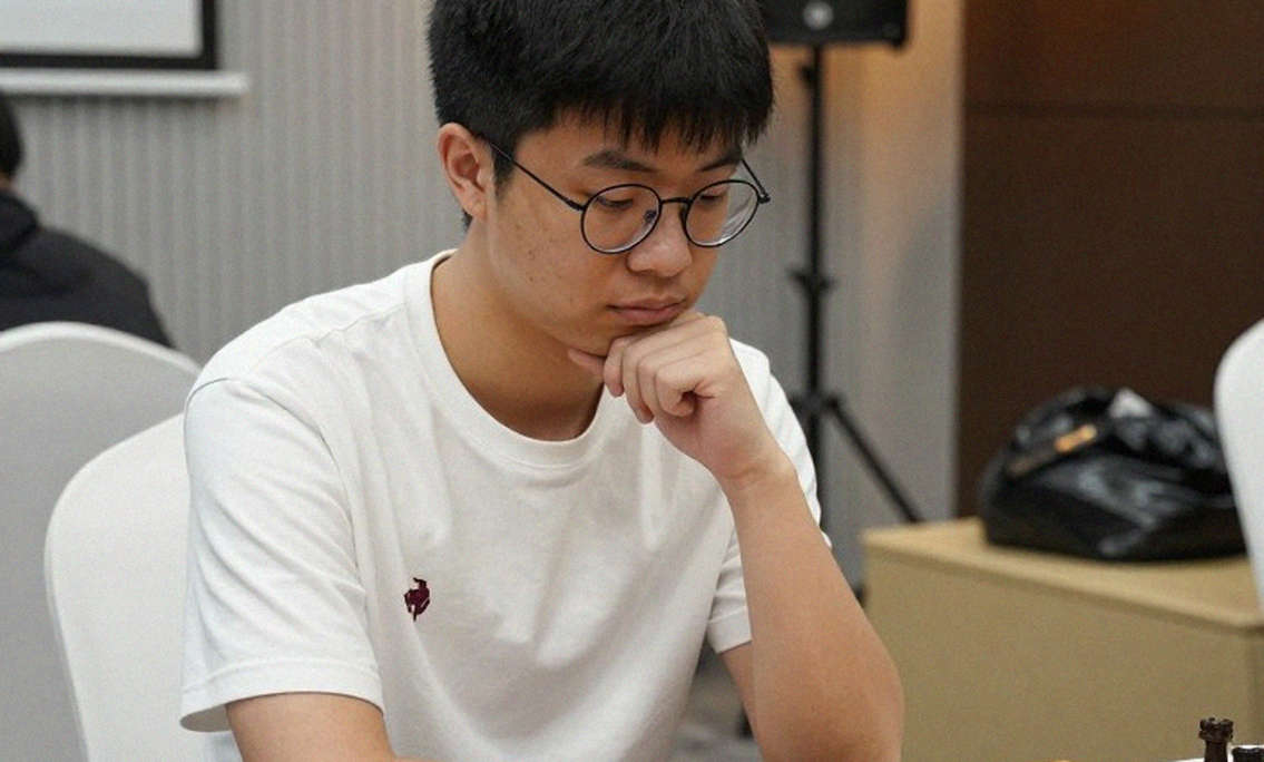 Giải Cờ Vua Toàn Cầu 2026: Carlsen Trở Lại, Và Những Khoảng Lặng Trên Bàn Cờ