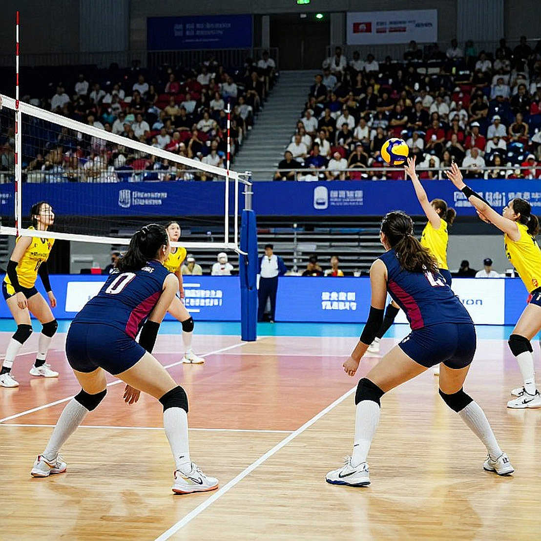 Nebraska thắng Creighton 3-0: kỷ lục 15.405 khán giả và khoảng trống dữ liệu phía sau