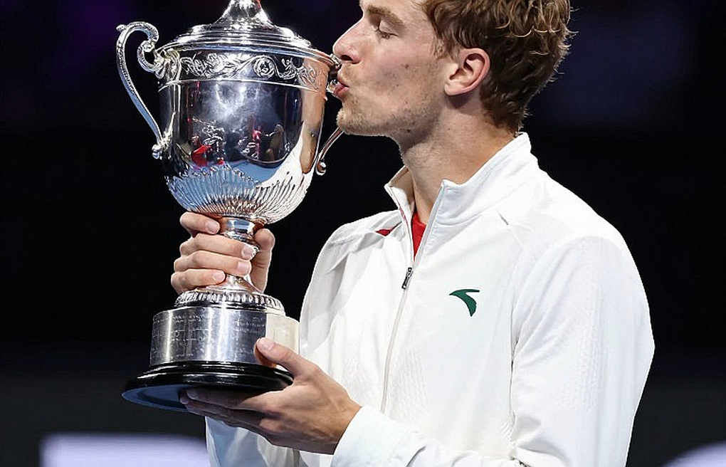 Alcaraz vào bán kết Japan Open: một ván tiebreak, và chấn thương cắt ngang câu chuyện